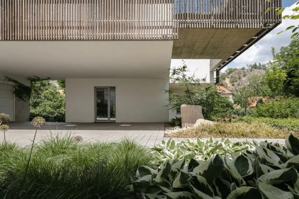 Esta casa familiar es una edificación abstracta que se integra con la rocas del lugar Esta casa familiar es una edificación abstracta que se integra con la rocas del lugar