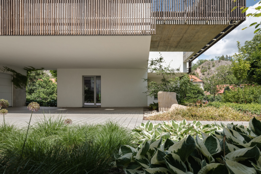 Esta casa familiar es una edificación abstracta que se integra con la rocas del lugar Esta casa familiar es una edificación abstracta que se integra con la rocas del lugar