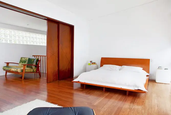 La sorprendente renovación de una casa de los años cincuenta en bogotá La alcoba principal se puede integrar con un estar de televisión si se abren dos grandes puertas corredizas de cedro.