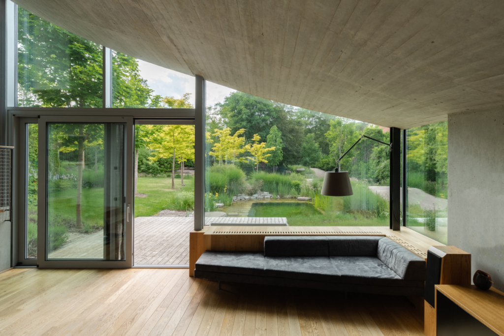 Esta casa familiar es una edificación abstracta que se integra con la rocas del lugar Esta casa familiar es una edificación abstracta que se integra con la rocas del lugar