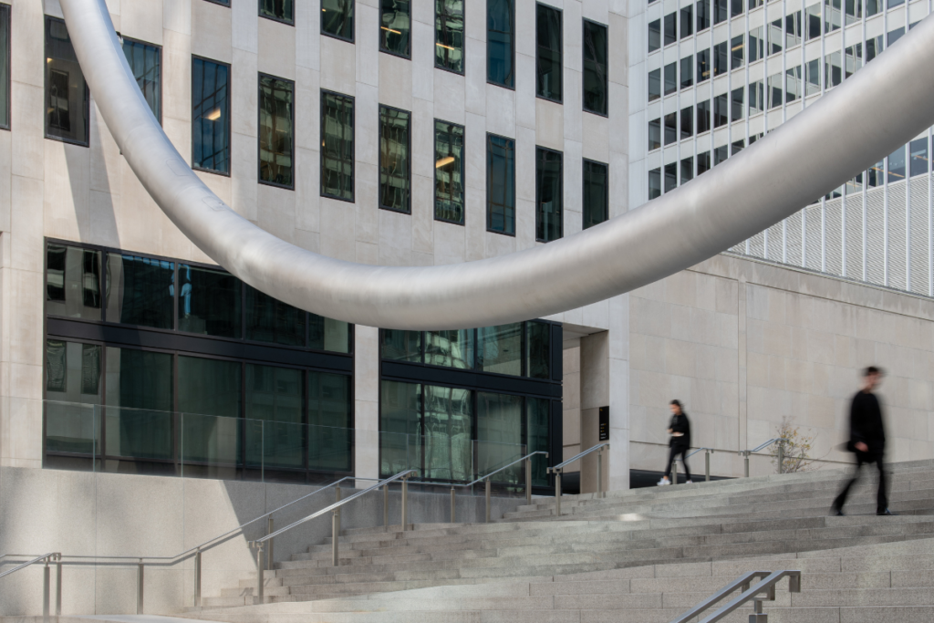 Esta plaza en canadá vincula la vida de la calle con el interior de los edificios