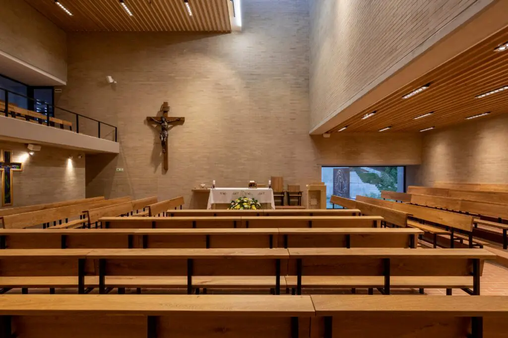 Este claustro en bogotá convive con la naturaleza, la ciudad y la comunidad