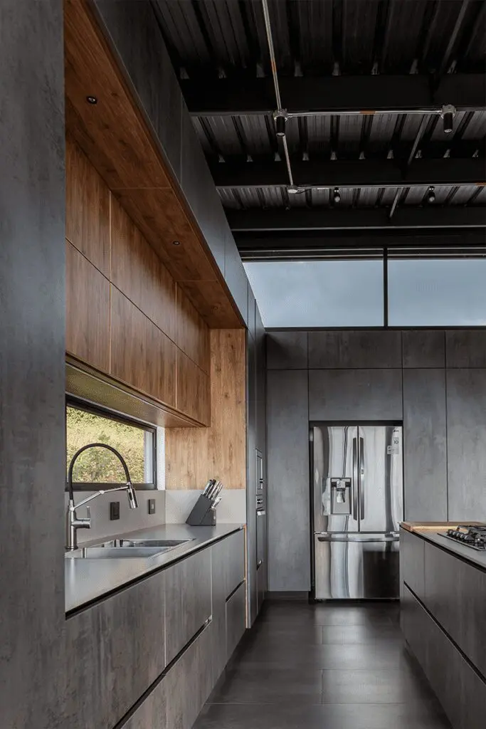 La cocina es el centro de esta casa diseñada con un estilo industrial