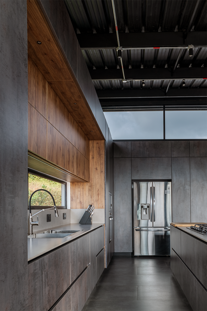 La cocina es el centro de esta casa diseñada con un estilo industrial