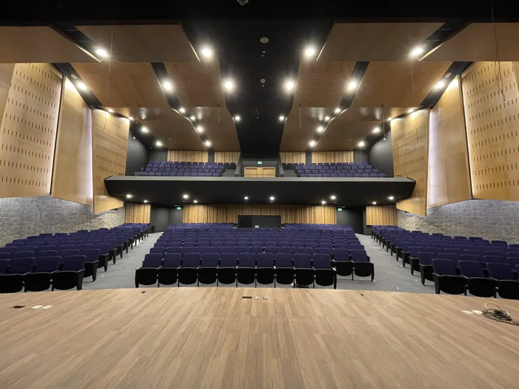 Auditorio de la nueva sede de la fundación universitaria del área andina en valledupar