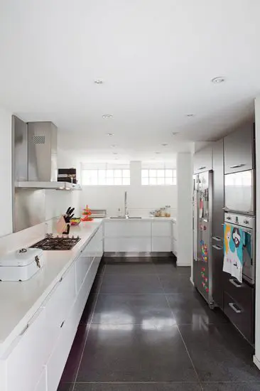 La sorprendente renovación de una casa de los años cincuenta en bogotá En la cocina, de la petitte, la remodelación buscó reordenar los espacios para ampliarla y quitar los gabinetes superiores porque los dueños no los querían.