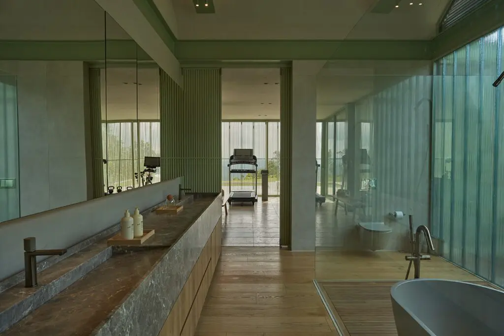 La casa de un cantante en medellín está suspendida en la montaña