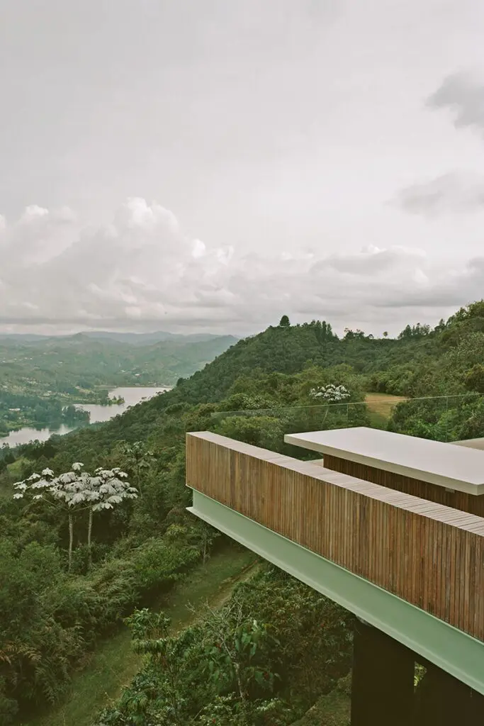 La casa de un cantante en medellín está suspendida en la montaña