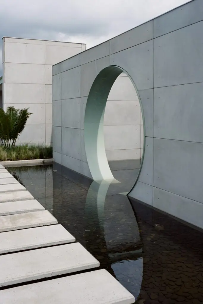 La casa de un cantante en medellín está suspendida en la montaña