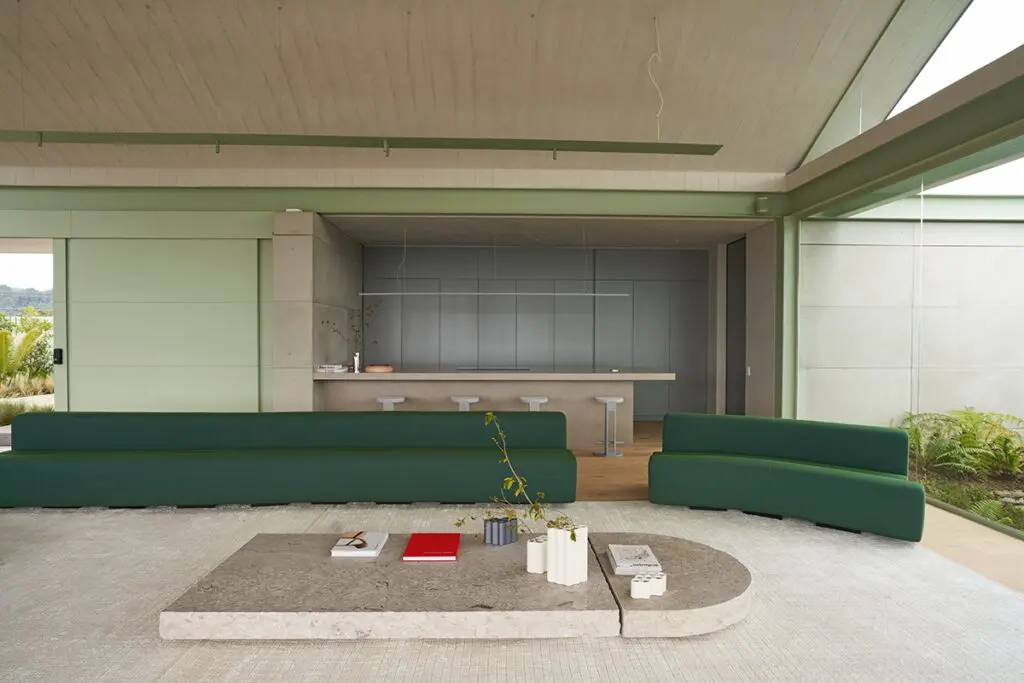 La casa de un cantante en medellín está suspendida en la montaña