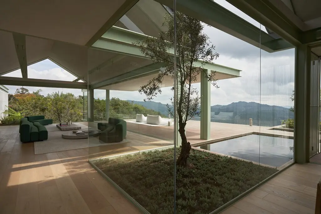 Cinco casas en colombia en las que las piscinas se roban la atención