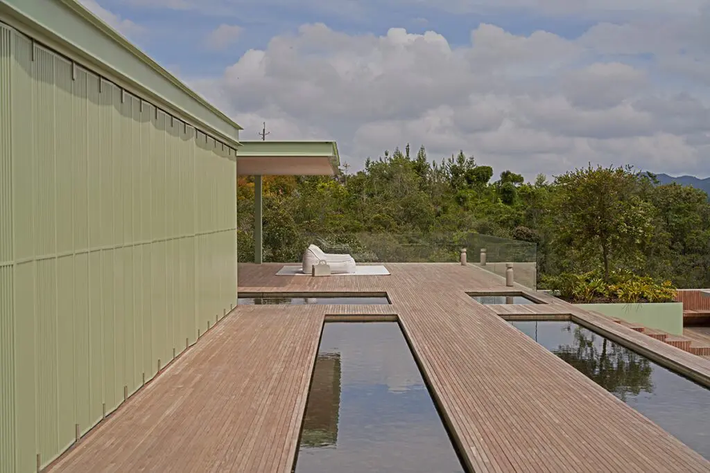 La casa de un cantante en medellín está suspendida en la montaña