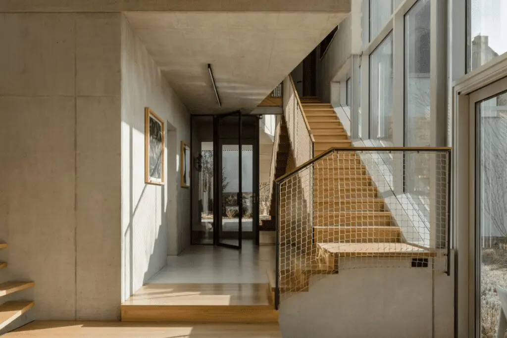 Esta casa familiar es una edificación abstracta que se integra con la rocas del lugar Esta casa familiar es una edificación abstracta que se integra con la rocas del lugar