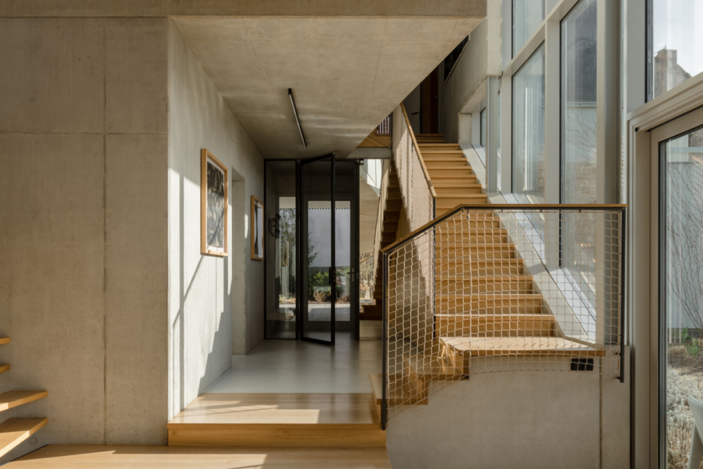 Esta casa familiar es una edificación abstracta que se integra con la rocas del lugar Esta casa familiar es una edificación abstracta que se integra con la rocas del lugar