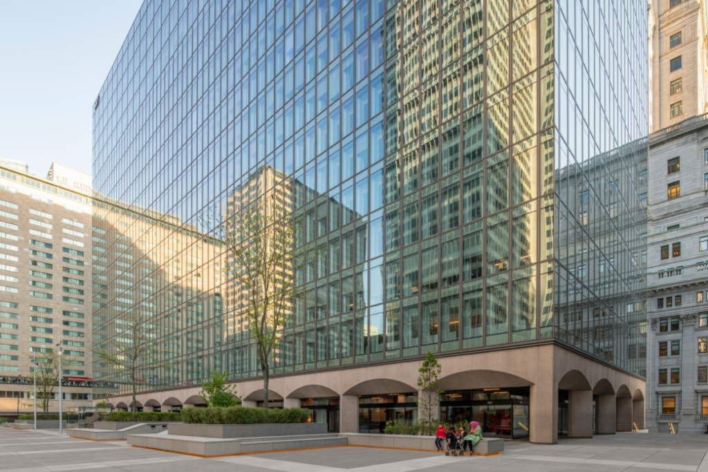 Esta plaza en canadá vincula la vida de la calle con el interior de los edificios