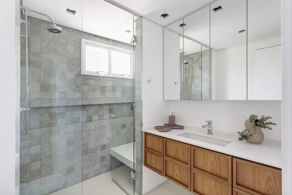 Este apartamento utiliza un gran jardín vertical para revitalizar sus áreas