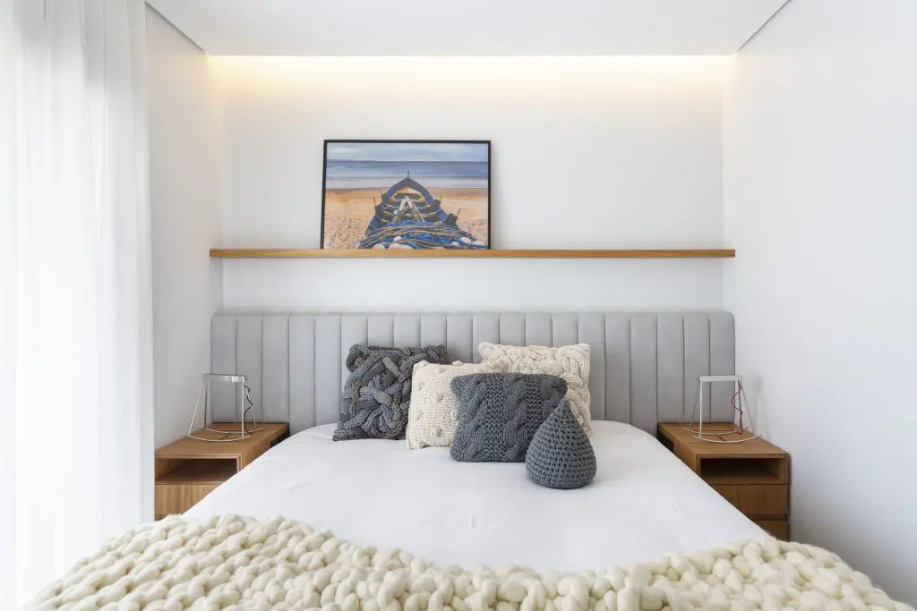 Este apartamento utiliza un gran jardín vertical para revitalizar sus áreas