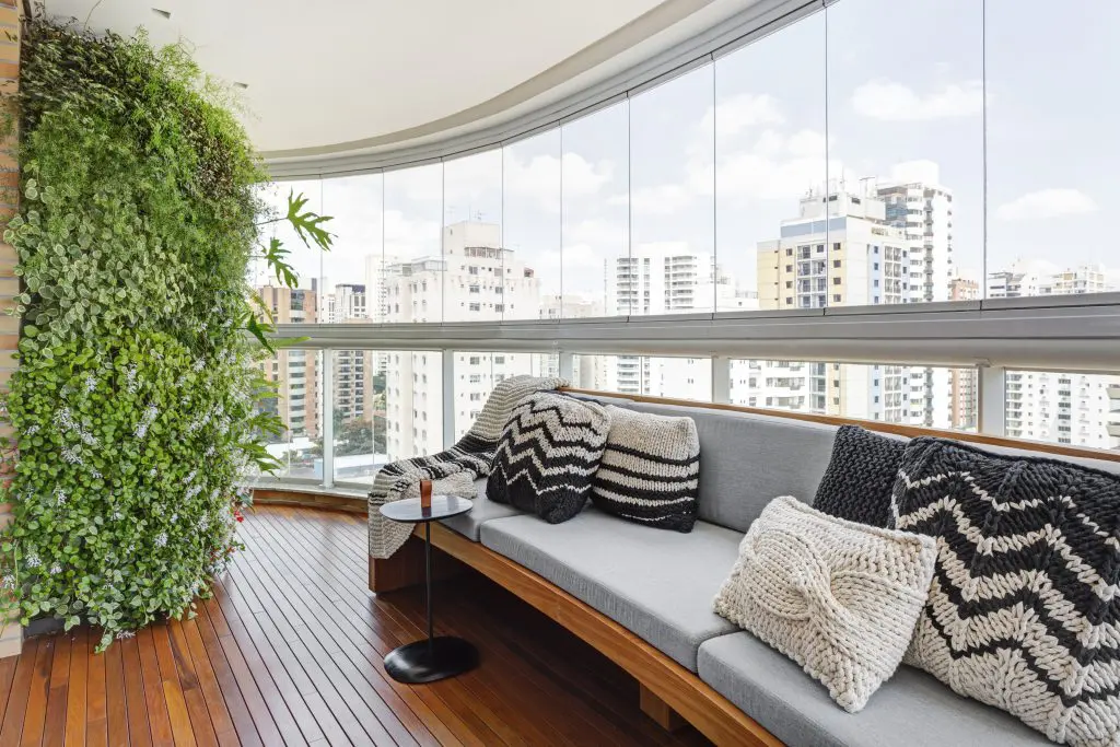 Este apartamento utiliza un gran jardín vertical para revitalizar sus áreas