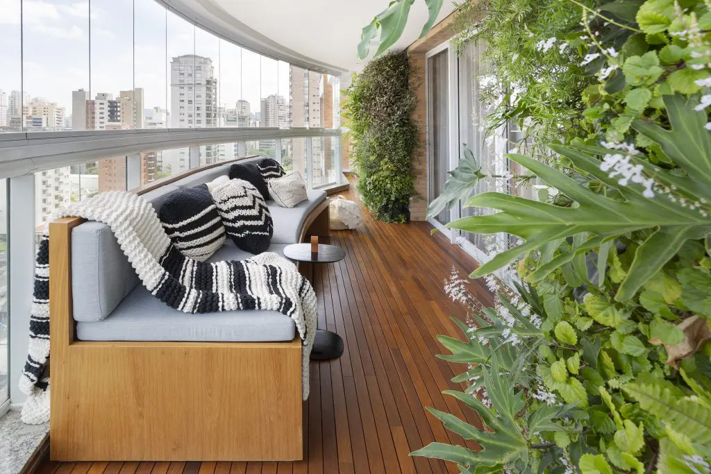 Este apartamento utiliza un gran jardín vertical para revitalizar sus áreas