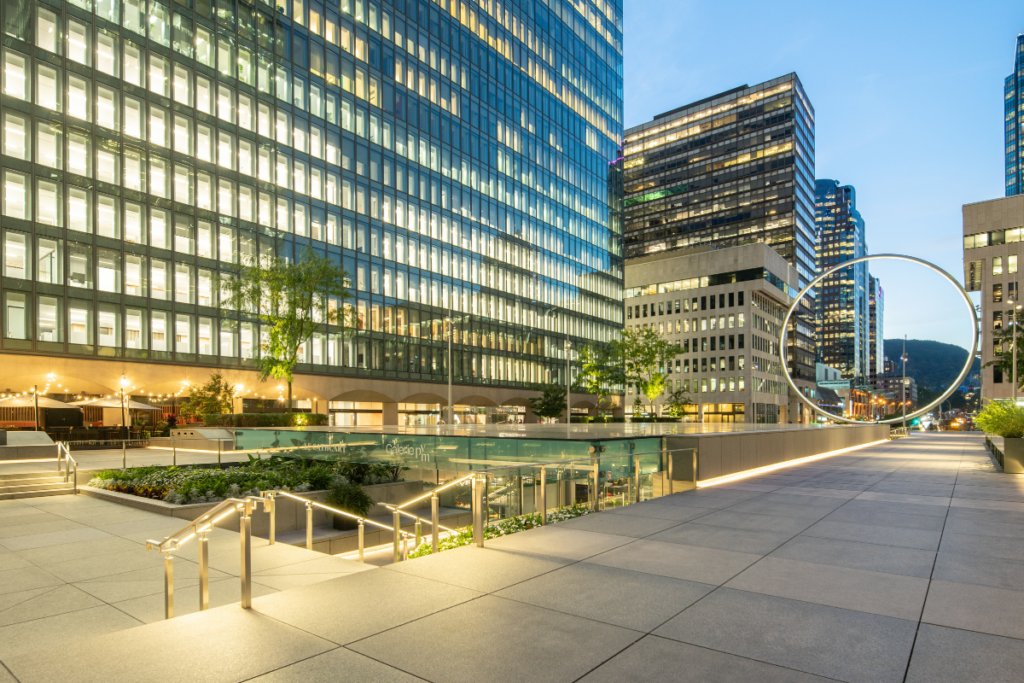 Esta plaza en canadá vincula la vida de la calle con el interior de los edificios