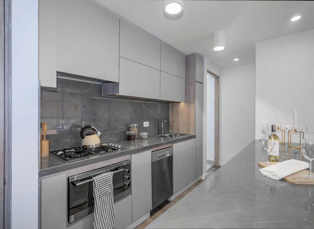 Un proyecto bogotano de amarilo con diseño de interior de lujo