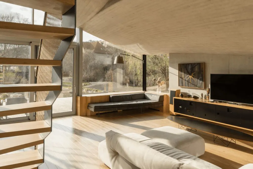 Esta casa familiar es una edificación abstracta que se integra con la rocas del lugar Esta casa familiar es una edificación abstracta que se integra con la rocas del lugar