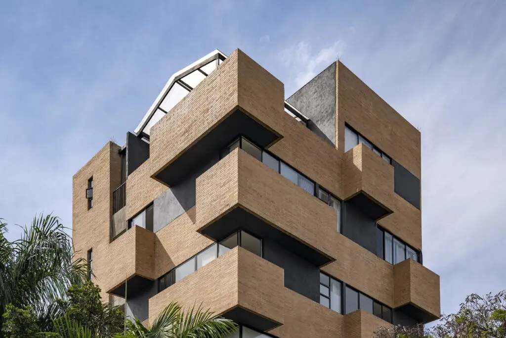 Hacer mucho con poco: tres edificios con presupuestos limitados