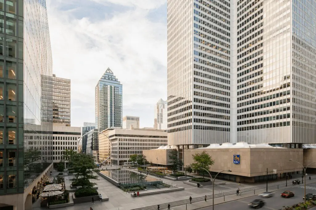 Esta plaza en canadá vincula la vida de la calle con el interior de los edificios Esta plaza en canadá vincula la vida de la calle con el interior de los edificios