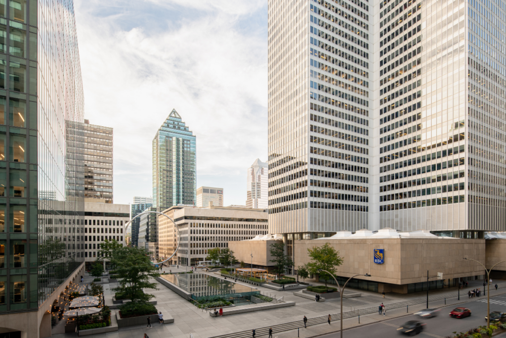 Esta plaza en canadá vincula la vida de la calle con el interior de los edificios