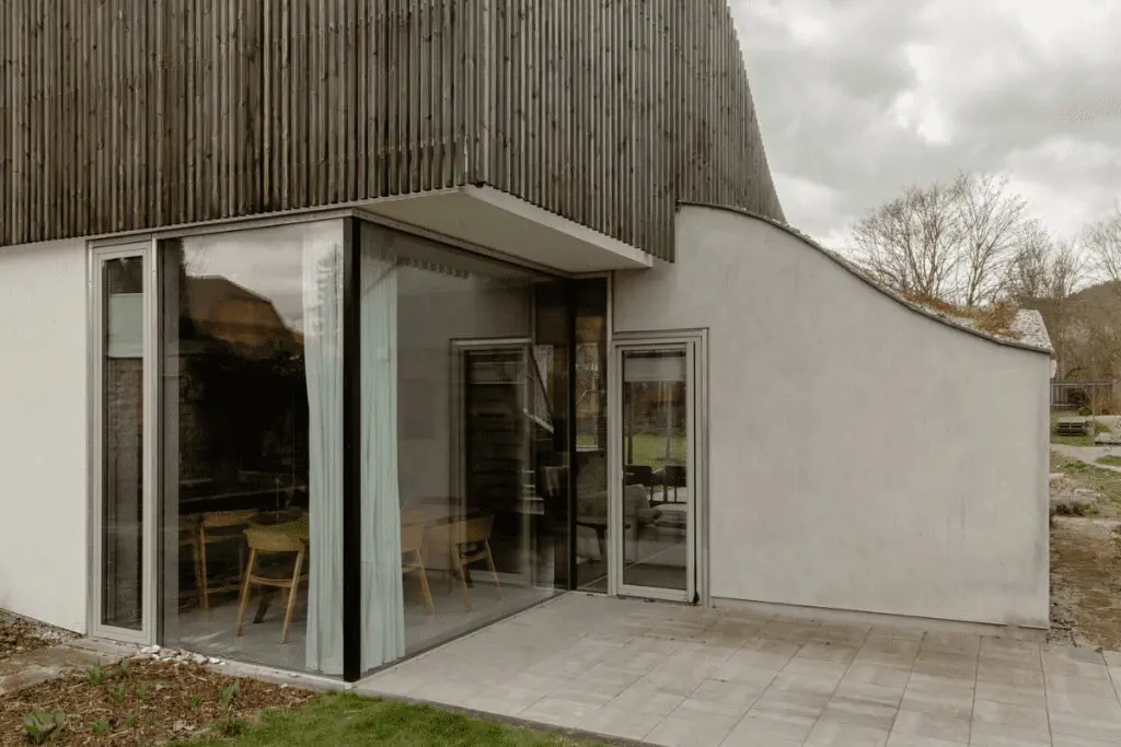 Esta casa familiar es una edificación abstracta que se integra con la rocas del lugar Esta casa familiar es una edificación abstracta que se integra con la rocas del lugar