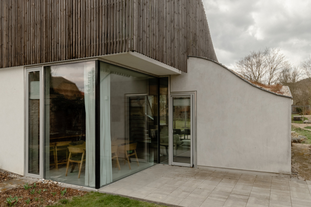 Esta casa familiar es una edificación abstracta que se integra con la rocas del lugar Esta casa familiar es una edificación abstracta que se integra con la rocas del lugar