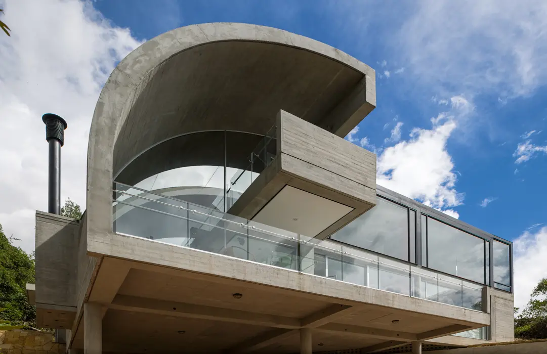 Una casa con diseño bioclimático abierta al paisaje andino colombiano Una casa con diseño bioclimático abierta al paisaje andino colombiano