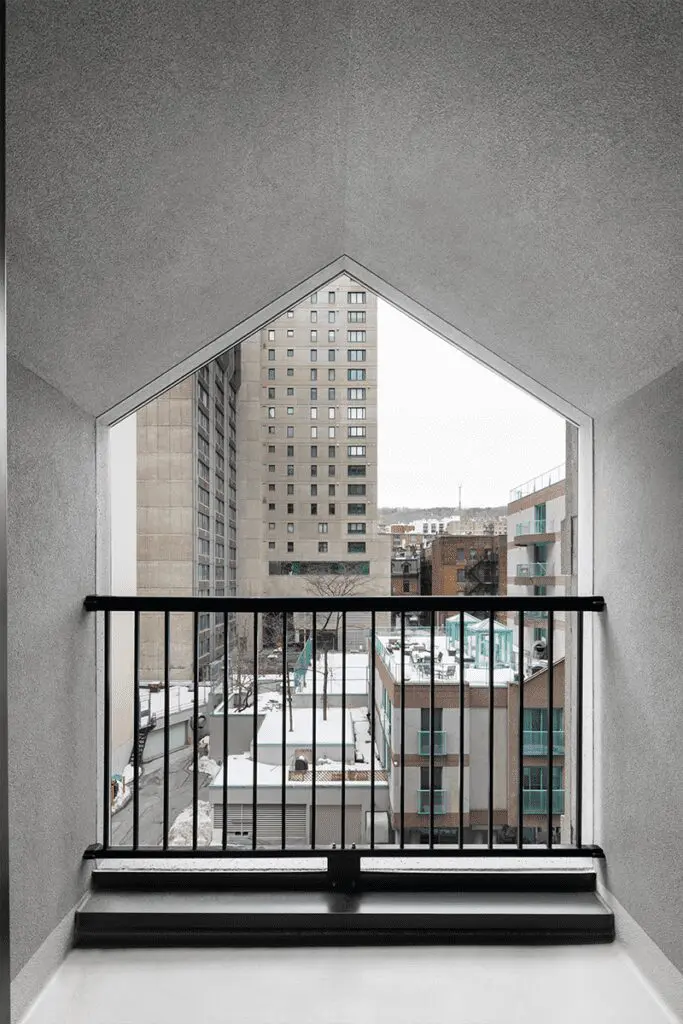 Una torre estudiantil con una arquitectura que interactúa con el espacio público