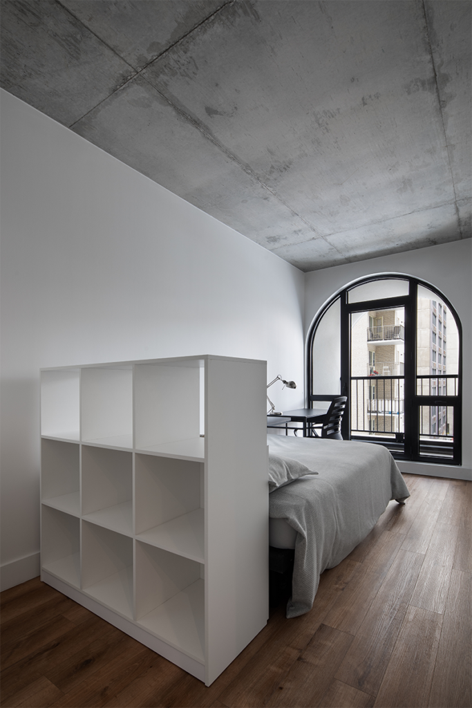 Una torre estudiantil con una arquitectura que interactúa con el espacio público