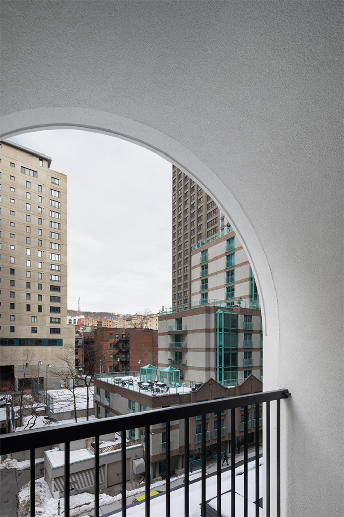 Una torre estudiantil con una arquitectura que interactúa con el espacio público