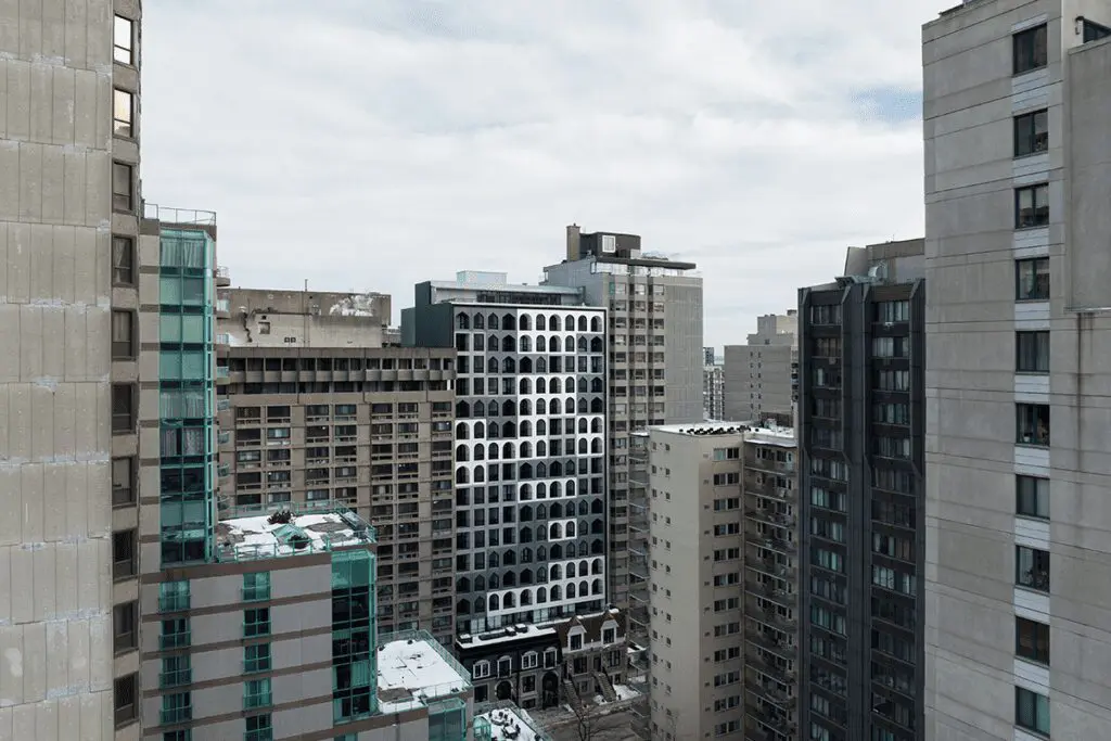 Una torre estudiantil con una arquitectura que interactúa con el espacio público