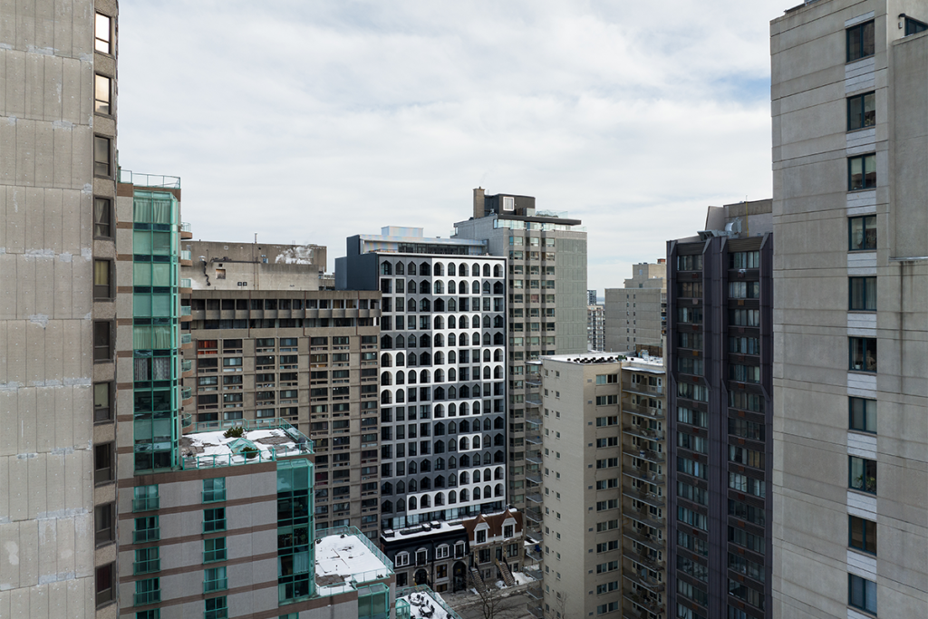 Una torre estudiantil con una arquitectura que interactúa con el espacio público