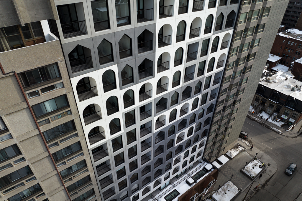 Una torre estudiantil con una arquitectura que interactúa con el espacio público