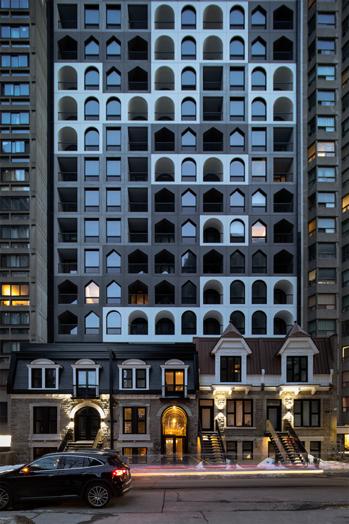 Una torre estudiantil con una arquitectura que interactúa con el espacio público