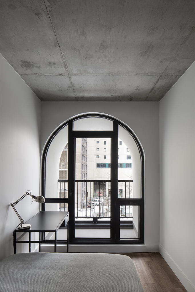 Una torre estudiantil con una arquitectura que interactúa con el espacio público