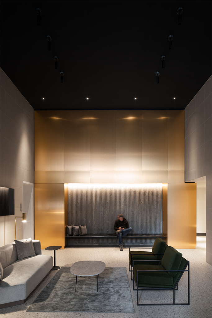 Una torre estudiantil con una arquitectura que interactúa con el espacio público