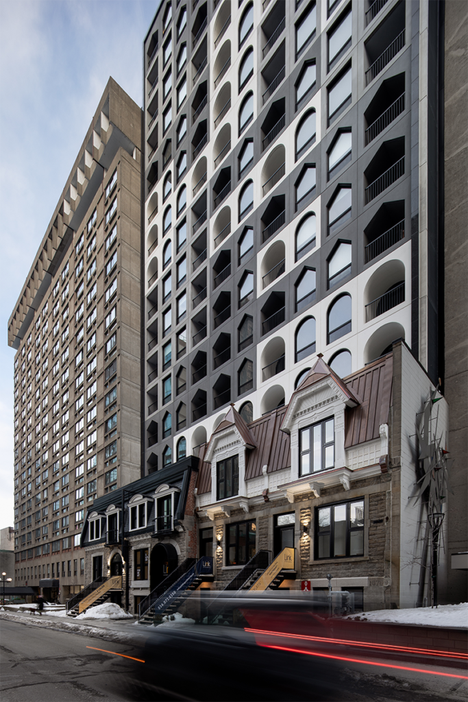 Una torre estudiantil con una arquitectura que interactúa con el espacio público