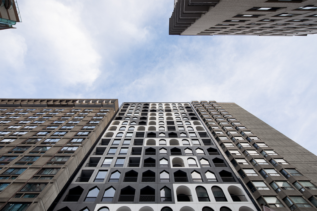 Una torre estudiantil con una arquitectura que interactúa con el espacio público