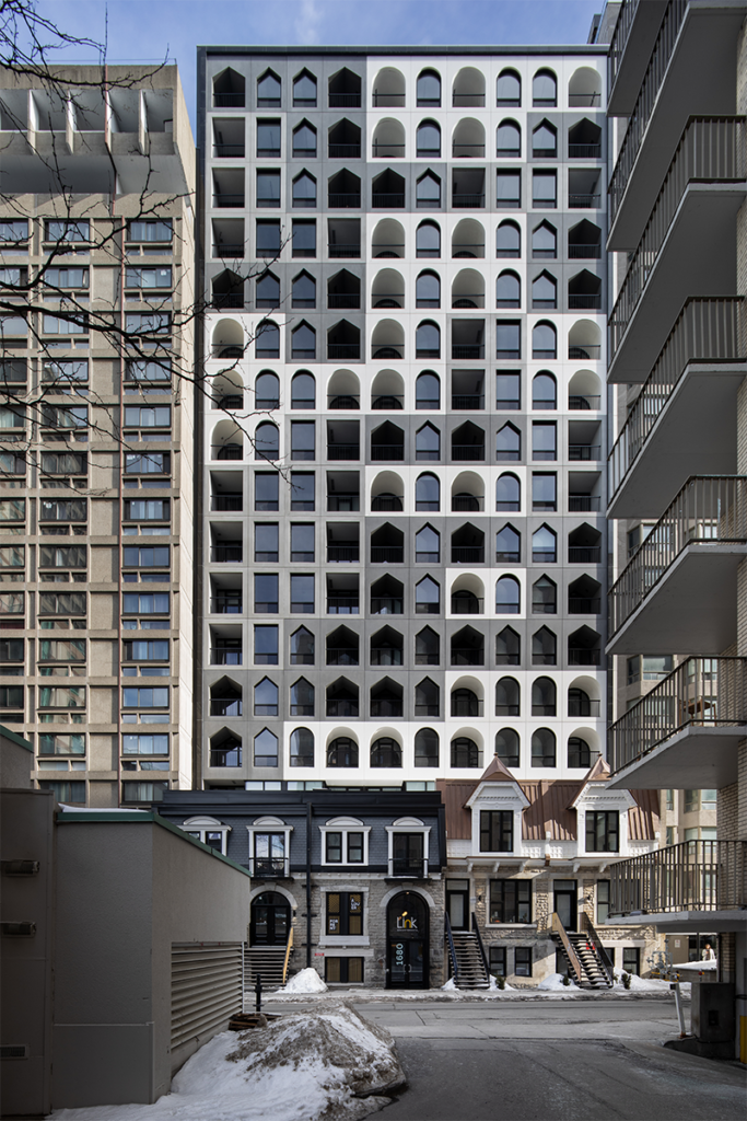 Una torre estudiantil con una arquitectura que interactúa con el espacio público