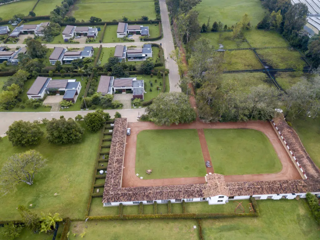 Viva como en una hacienda campestre en estos apartamentos de llanogrande, antioquia
