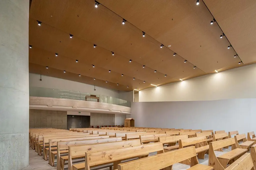 El impresionante edificio de la policía metropolitana de bogotá