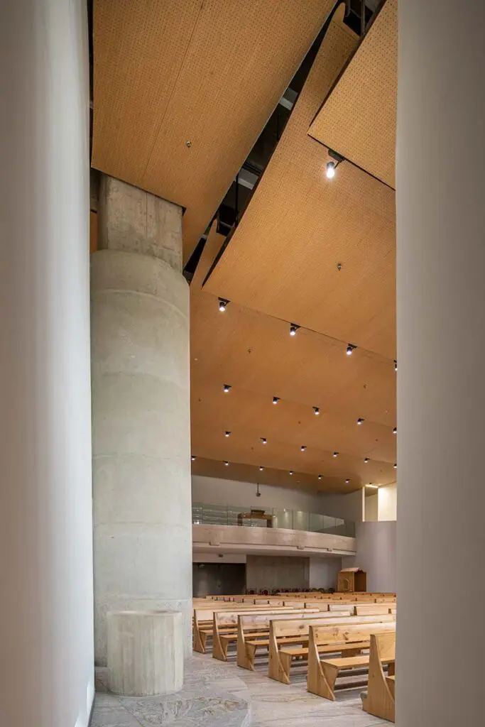 El impresionante edificio de la policía metropolitana de bogotá