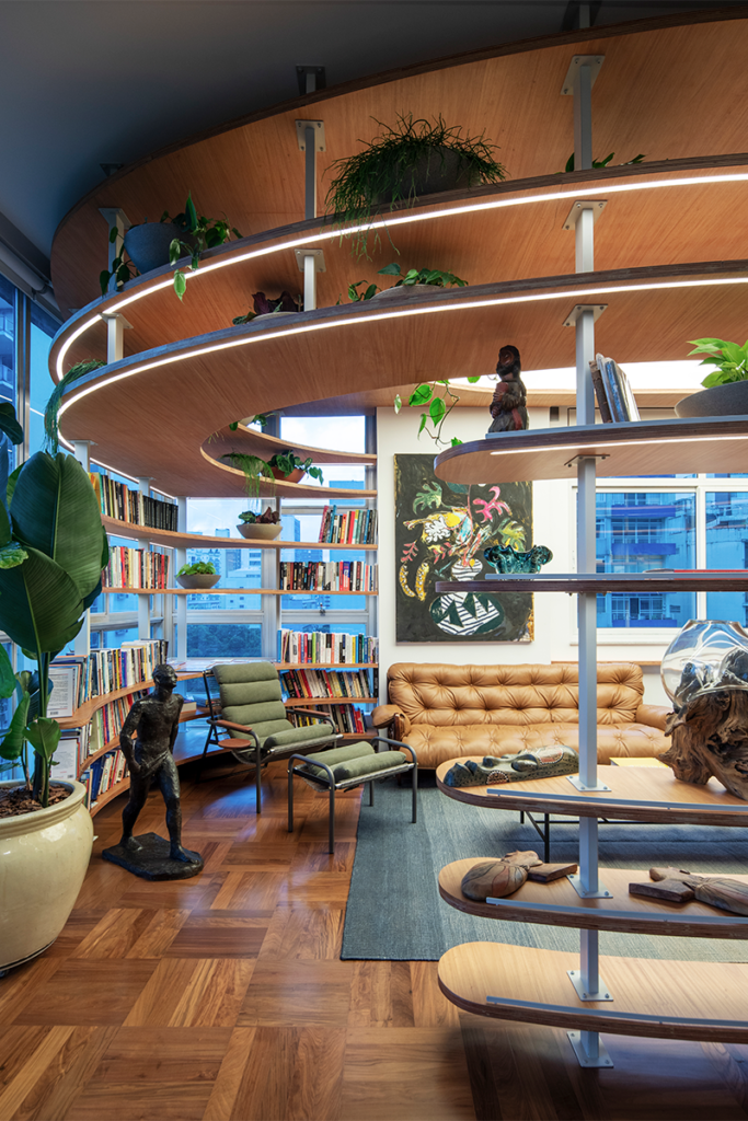 Tras su remodelación, este apartamento en brasil cuenta con un cine oculto