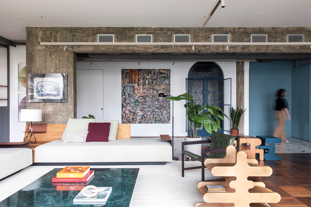 Tras su remodelación, este apartamento en brasil cuenta con un cine oculto