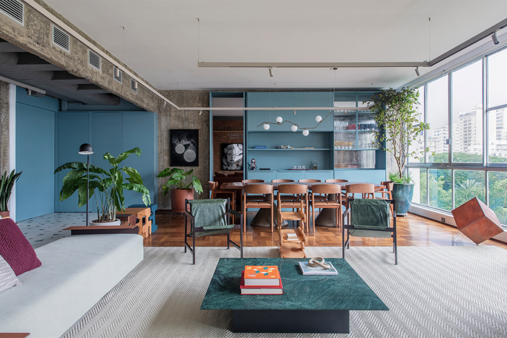 Tras su remodelación, este apartamento en brasil cuenta con un cine oculto